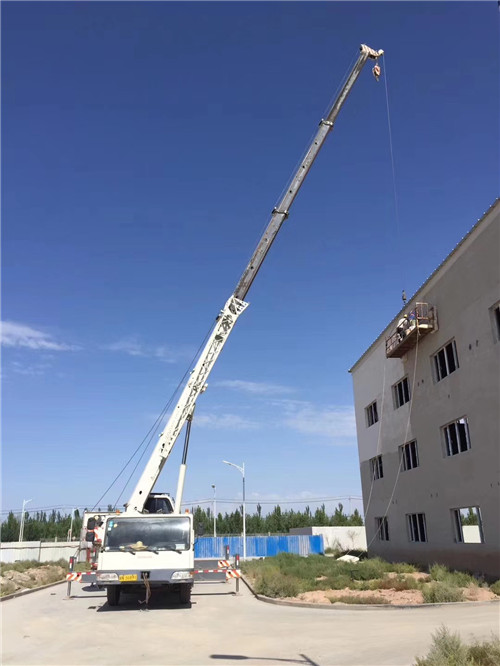 青铜峡市“轻装强干”—— 吊车的 “轻量化臂架” 技术